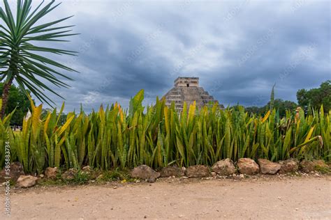 Foto de Chichen Itza el Castillo en Yucatán México Al frente se