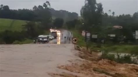 C Rregos Transbordam E Ruas Ficam Alagadas Devido Excesso De Chuva Em