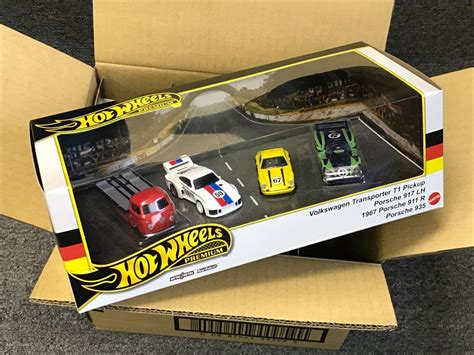 Hot Wheels Premium Diorama Garage Box Set German Racers Vw T