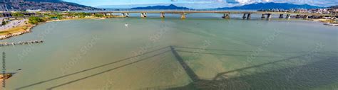 Panorâmica da cidade de Florianópolis a sombra da Ponte Hercílio