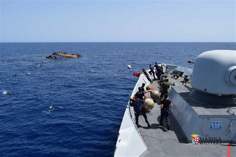 La Marine Italienne Publie D Impressionnantes Images Du Naufrage D Un