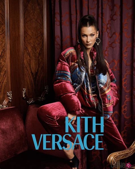 Bella Hadid como imagen de la colaboración de Kith x Versace Galería