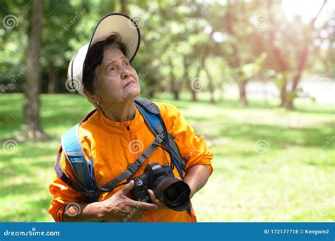 A Velha Tirando Fotos Em C Mera Av Quer Capturar O Momento Foto De