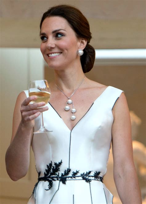 Kate Middleton Foge Do Look Cl Ssico Vestido Recortes Levou Um M S