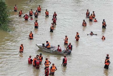 Tragedi Kepala Air Pasukan SAR Buat Usungan Dengan Batang Kayu Astro