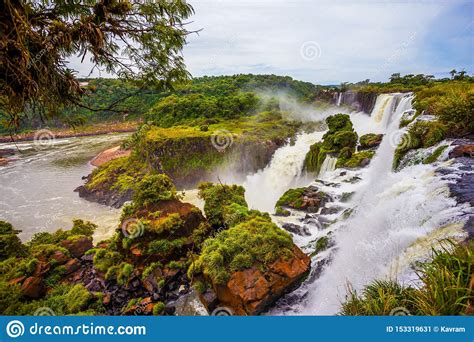 Jets Puissants Des Cascades De Renomm E Mondiale Iguazu Image Stock