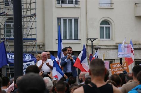 Florian Philippot Tient Un Meeting Saint Brieuc Devant Soutiens