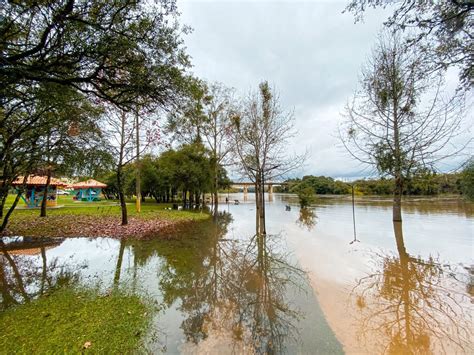 Rio Iguaçu transborda e altera cenário da Praça em São Mateus do Sul