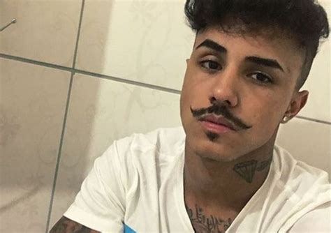 Após críticas por foto muito dinheiro MC Livinho faz desabafo