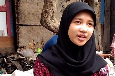 Inilah Firna Larasanti Putri Pemulung Sampah Raih Gelar Sarjana Dengan