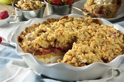 Crumble De Manzana Y Frutos Rojos Con Helado De Queso