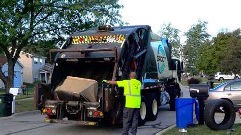 Mack Mru Mcneilus Standard Rear Loader Packing Bulk Waste Youtube