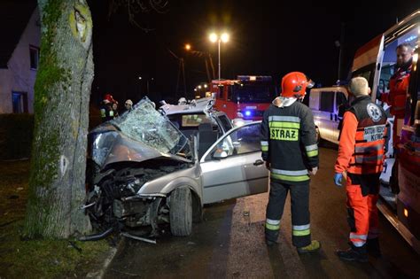 Dramatyczny wypadek w Lęborku Strażacy musieli wyciągać zakleszczonych