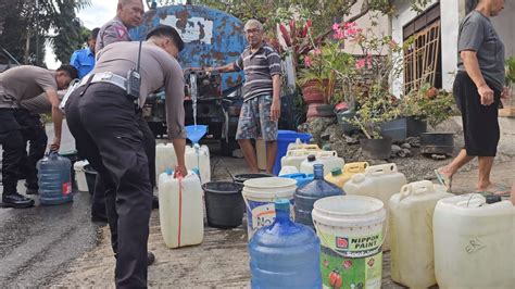 Kemarau Di Tana Toraja Polisi Baksos Bagikan Air 12 000 Liter Ke Warga