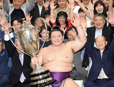 毎小ニュース：スポーツ 大相撲 平幕の朝乃山関が初優勝 毎日新聞