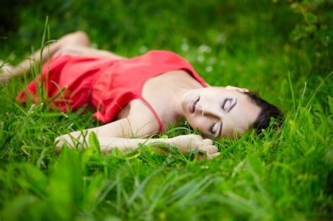 Schönes Weibliches Brünettes Mädchenmodell Das Im Grünen Sommerhellgras Im Park Mit Make Up Im