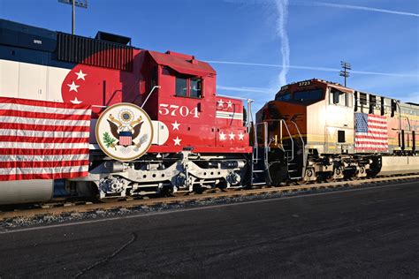 BNSF Railway and J.B. Hunt assist in Wreaths Across America - Trains