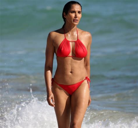 26 Bold Tulsi Gabbard Bikini Photos Embracing Hawaiian Roots