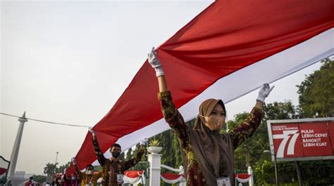 Bendera Merah Putih Sepanjang Meter Diarak Dari Istana Ke Bundaran Hi