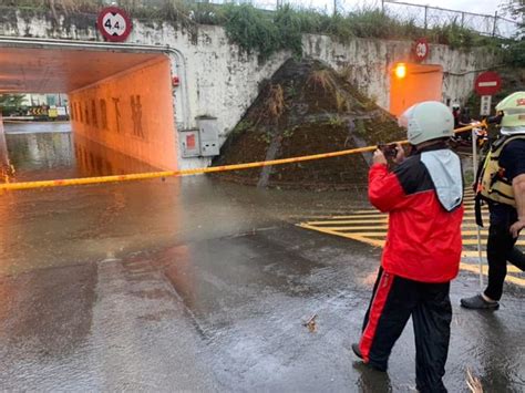 雨彈突襲！新店國道涵洞積水淹引擎蓋 駕駛爬車頂等救援 社會 中時新聞網