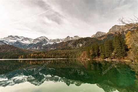 Lago Tovel Lago Di Tovel Y Los Dolomitas Brenta Dolomiti Di Brenta