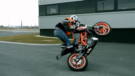 Rok Bagoros Stunt Training In Pre Season With Ktm Duke 125 Ktm Duke 125 Stunt 2011 Youtube