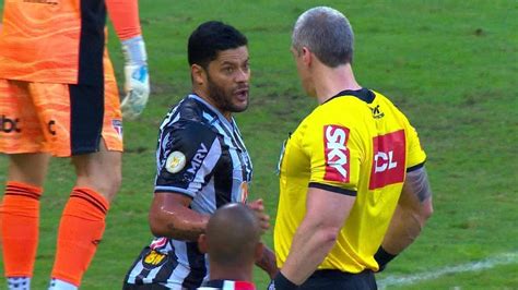 Encontro Entre Fortões Hulk Do Atlético Mg E árbitro Anderson