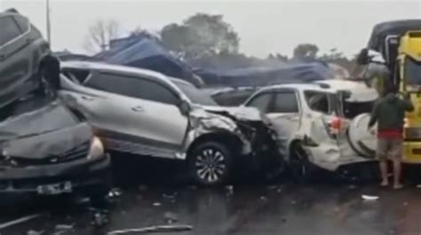 Ngeri Penampakan Kecelakaan Beruntun Di Tol Cipularang Mobil Ringsek