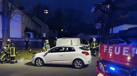 Unfall In Neheim Lieferwagen Kracht In Pkw Feuerwehr Befreit