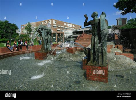 Gauklerbrunnen Am Stadtgarten Und Neues Rathaus In Dortmund Ruhrgebiet