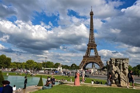 Vendeurs à la sauvette aux abords de la Tour Eiffel à Paris des