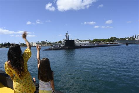 DVIDS - Images - USS Vermont Arrives [Image 4 of 17]