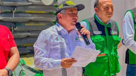 Huánuco GOBERNADOR REGIONAL ENTREGA FERTILIZANTES Y EQUIPOS A