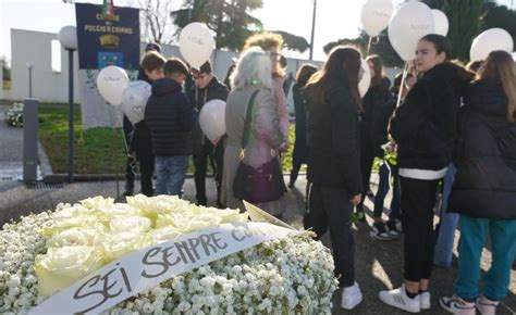 Investita E Uccisa A 12 Anni L Addio Ad Alessandra Palloncini E Fiori