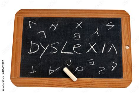 Concept de dyslexie avec un mot et des lettres de l alphabet écrits sur