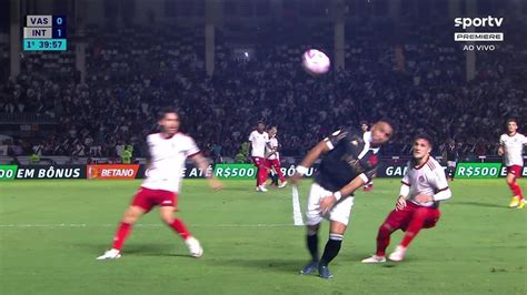 Vídeo Payet briga a bola em Vasco x Internacional futebol ge