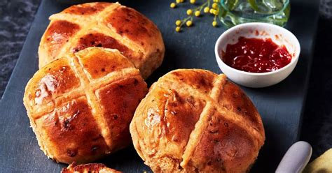 New M S Hot Cross Buns Are Seriously Offending Shoppers Manchester Evening News