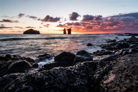 Puesta Del Sol Que Sorprende En La Playa De Mosteiros Islas De Azores