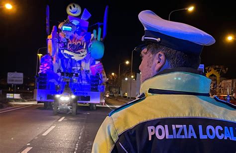 Tenta Il Suicidio Al Carnevale Salvata Dalla Polizia Locale