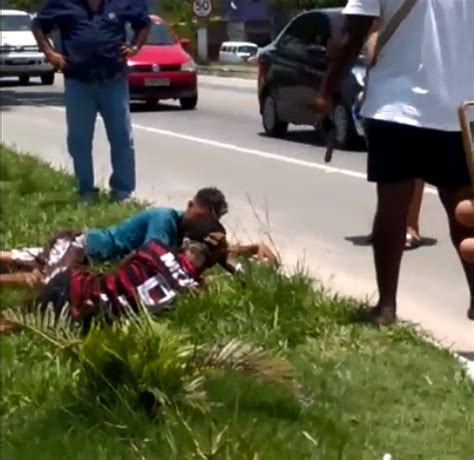 Policial Paisana Rende Bandidos Durante Assalto E Atira Ap S Um Deles