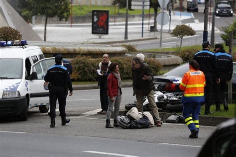 Herido Tras Chocar Con Su Moto Contra Un Coche En Ourense