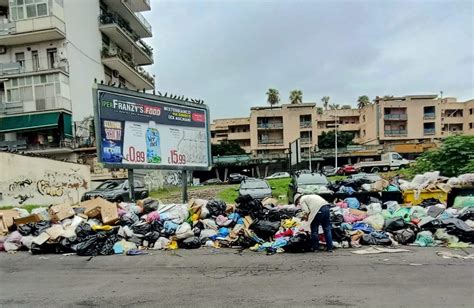 Catania Rifiuti Abbandonati In Strada Raffica Di Multe LiveUnict