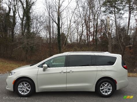 2021 Luxury White Pearl Chrysler Pacifica Touring L 143443771 Photo