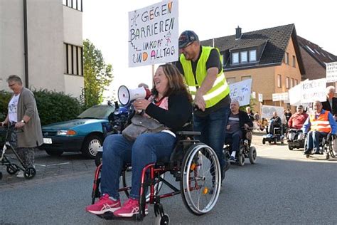 Rolli Demo Gegen Barrieren In Gesellschaft Und Alltag In Bad Driburg