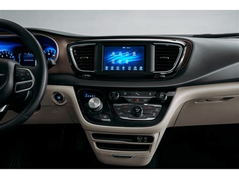 2021 Chrysler Voyager: 16 Interior Photos | U.S. News