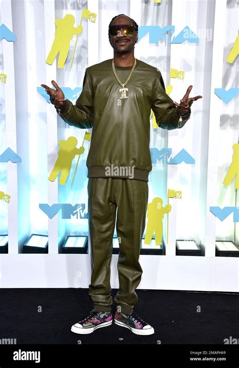 Snoop Dogg arrives at the MTV Video Music Awards at the Prudential ...