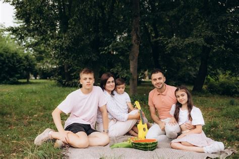 Familia Feliz Haciendo Un Picnic En El Parque En Un Soleado D A De