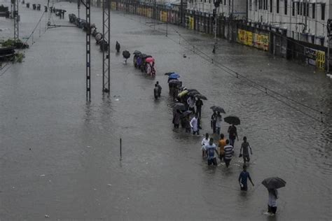 Heavy Rains Lash Mumbai Waterlogging Causes Traffic Snarls Dynamite News