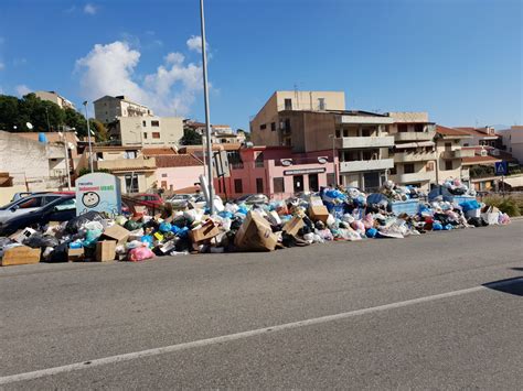 Roghi E Strade Sommerse Dai Rifiuti A Messina Si Aggrava L Emergenza