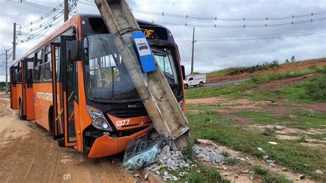 Seis Pessoas Ficam Feridas Ap S Nibus Escorregar Na Lama E Bater Em